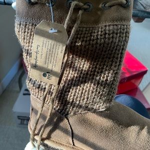 Brand new never worn size 5 winter boots